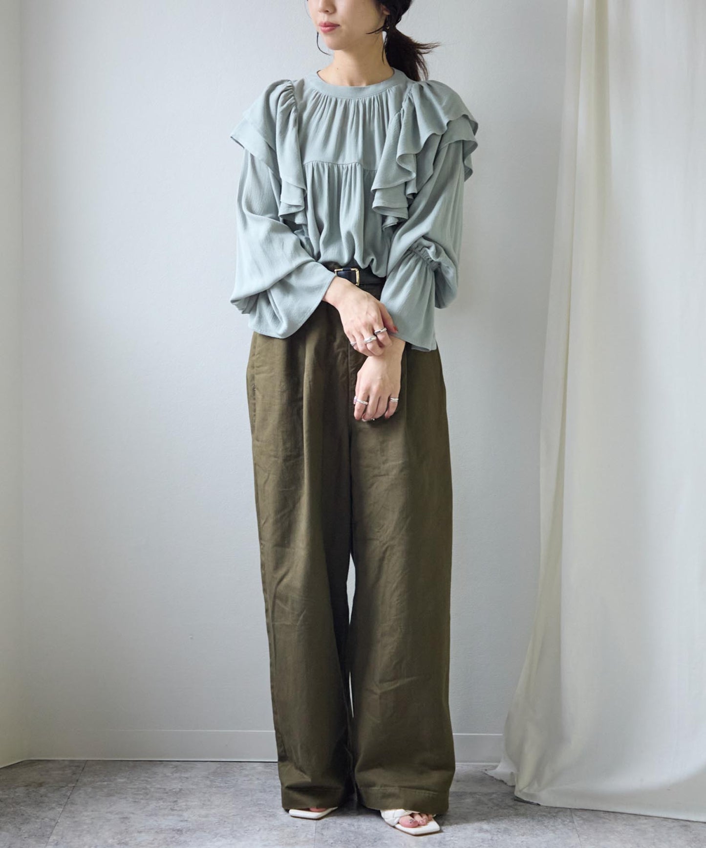 ショルダーフリルブラウス