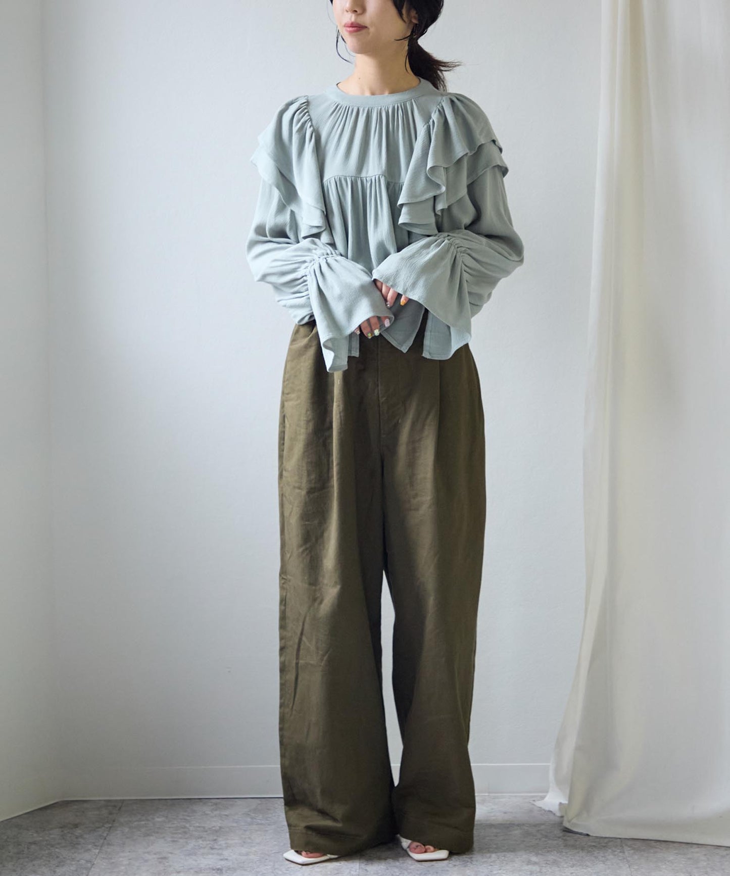 ショルダーフリルブラウス