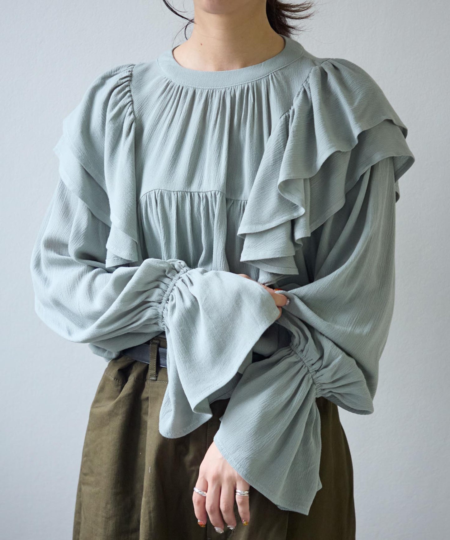 ショルダーフリルブラウス