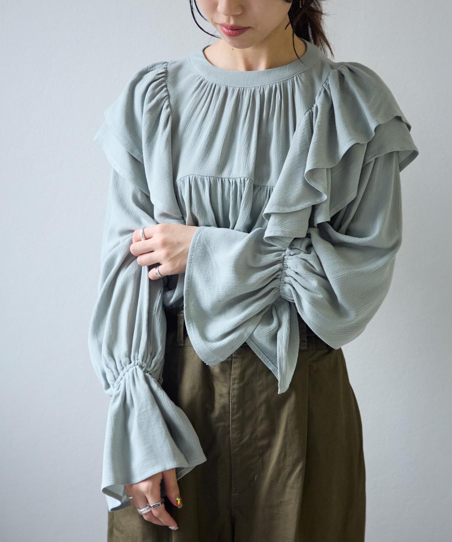 ショルダーフリルブラウス