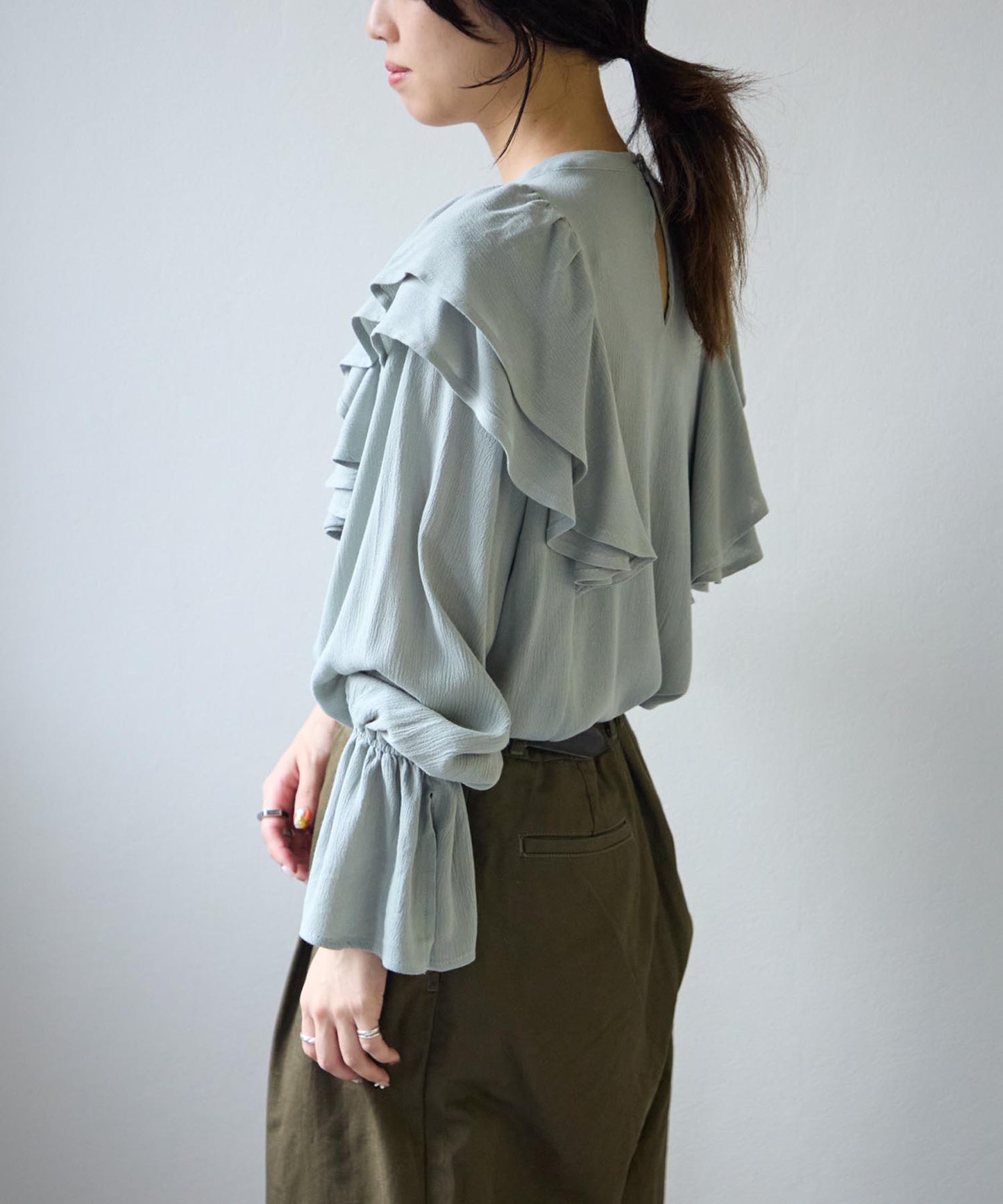 ショルダーフリルブラウス