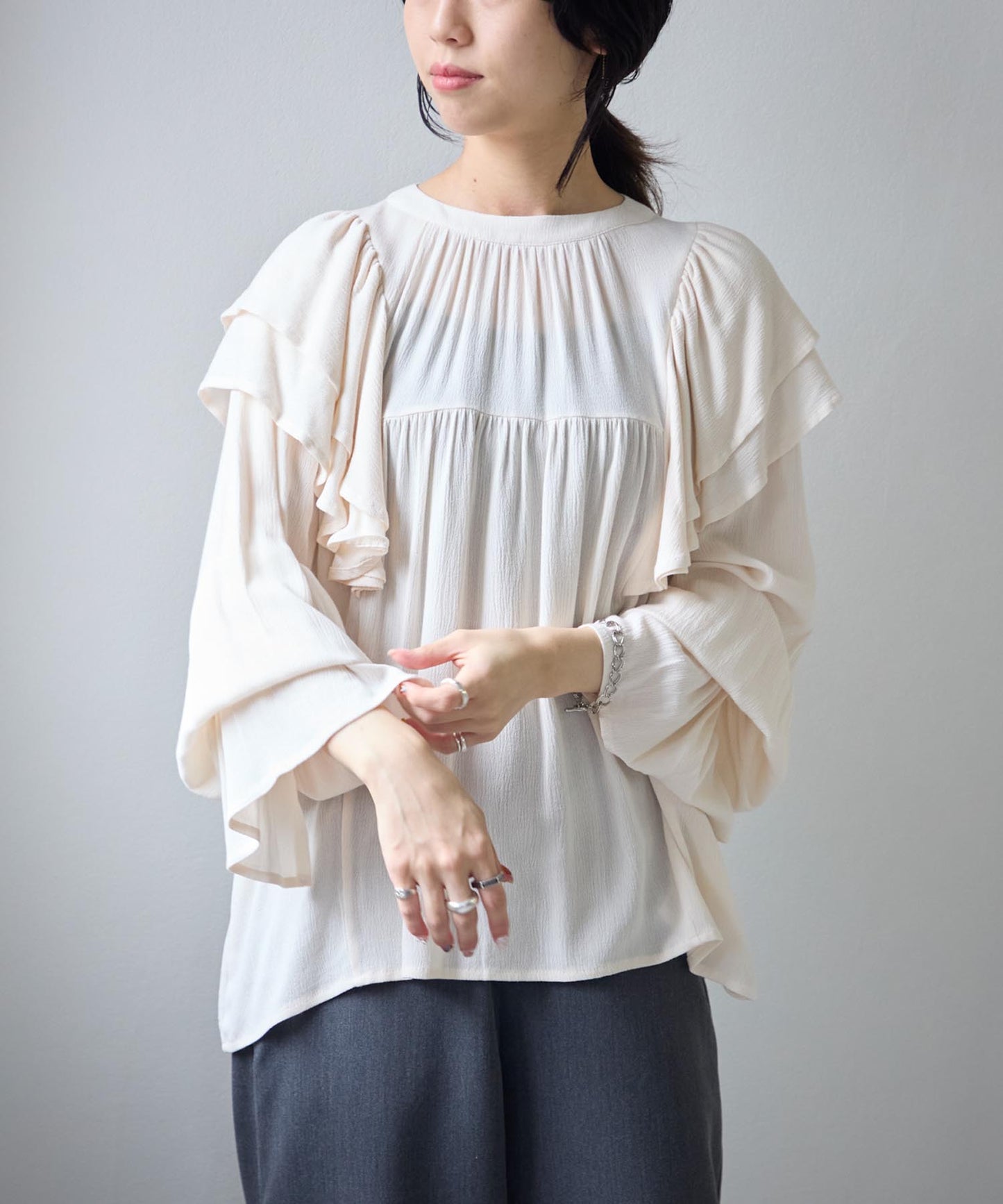ショルダーフリルブラウス