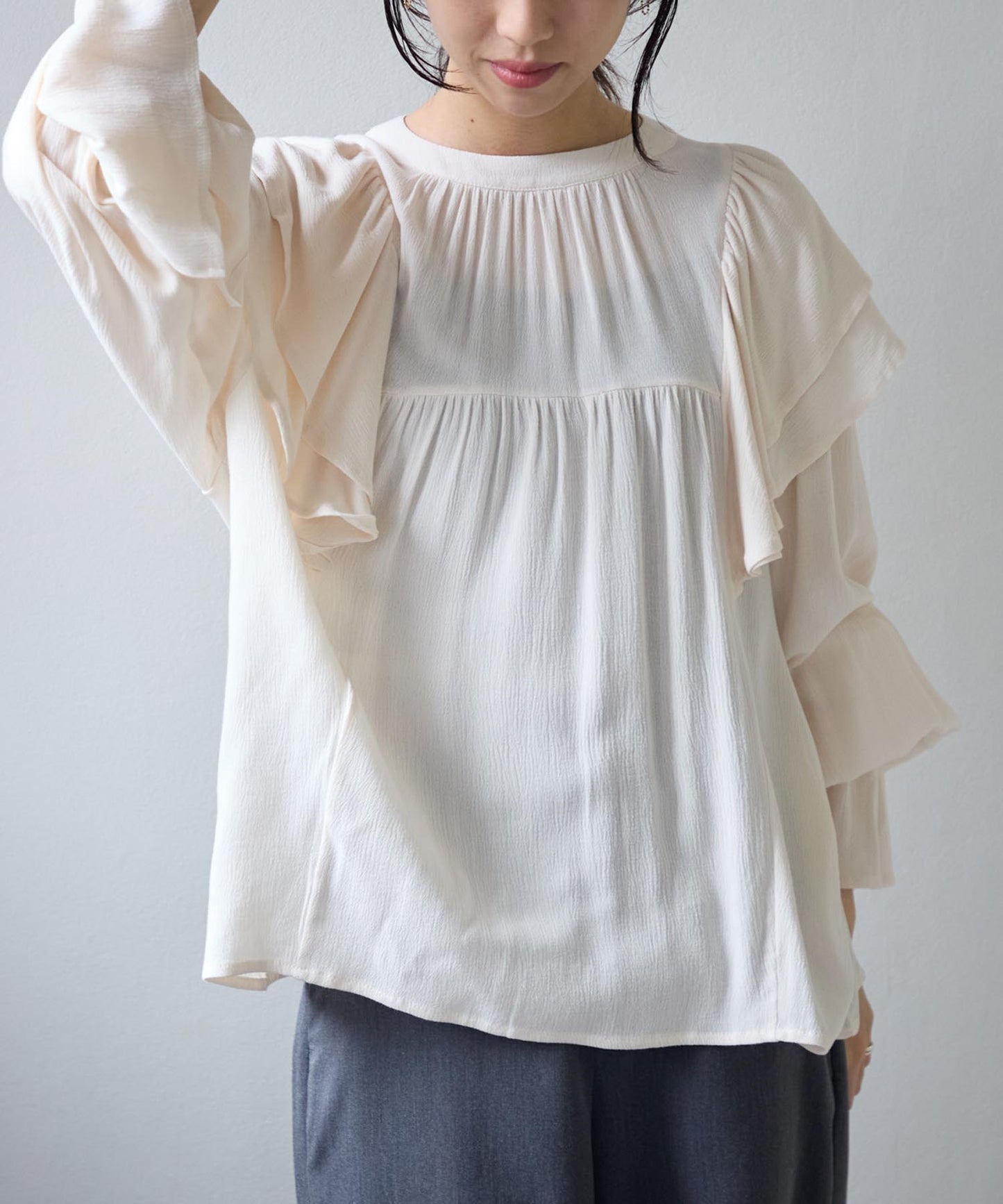 ショルダーフリルブラウス