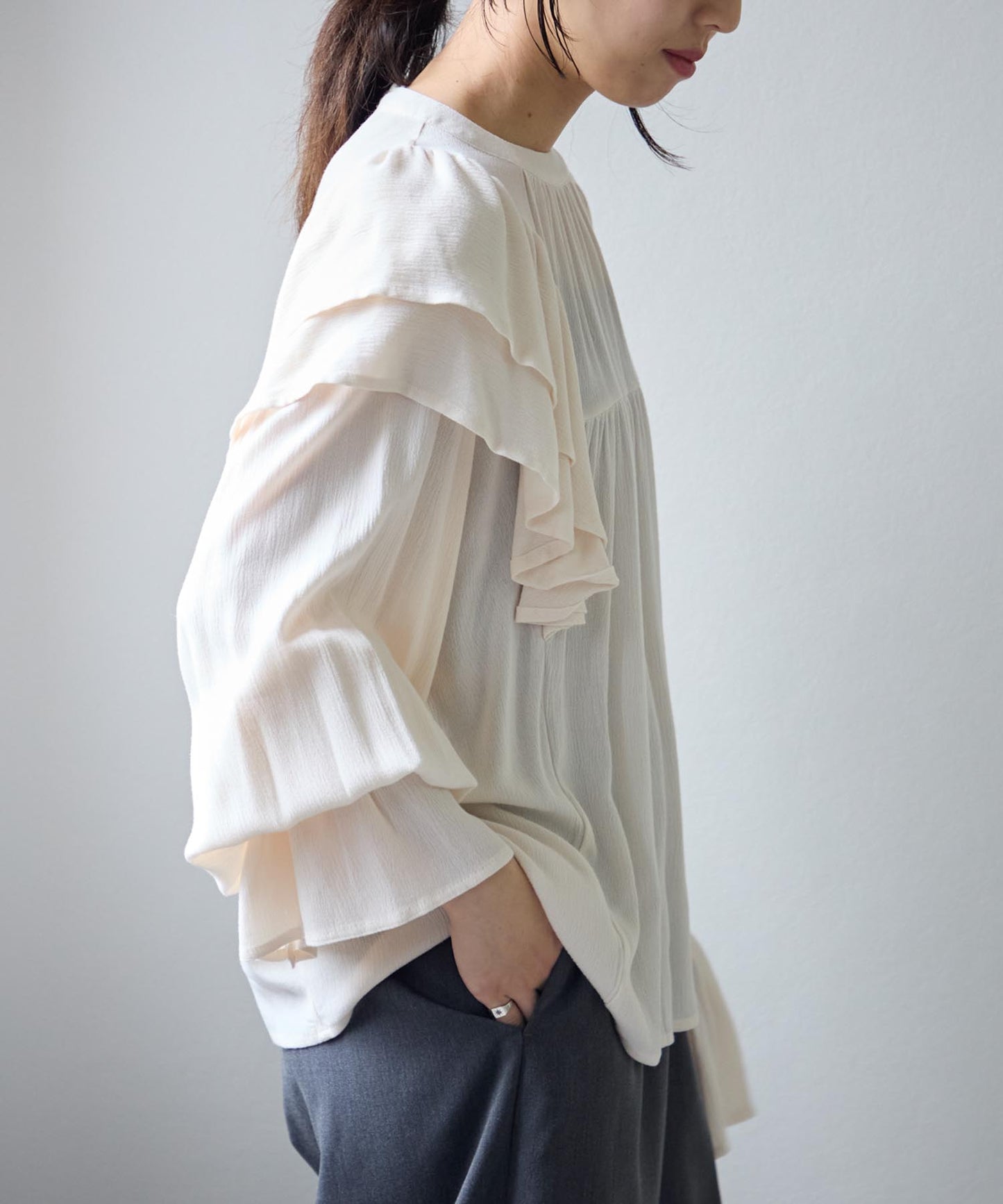 ショルダーフリルブラウス