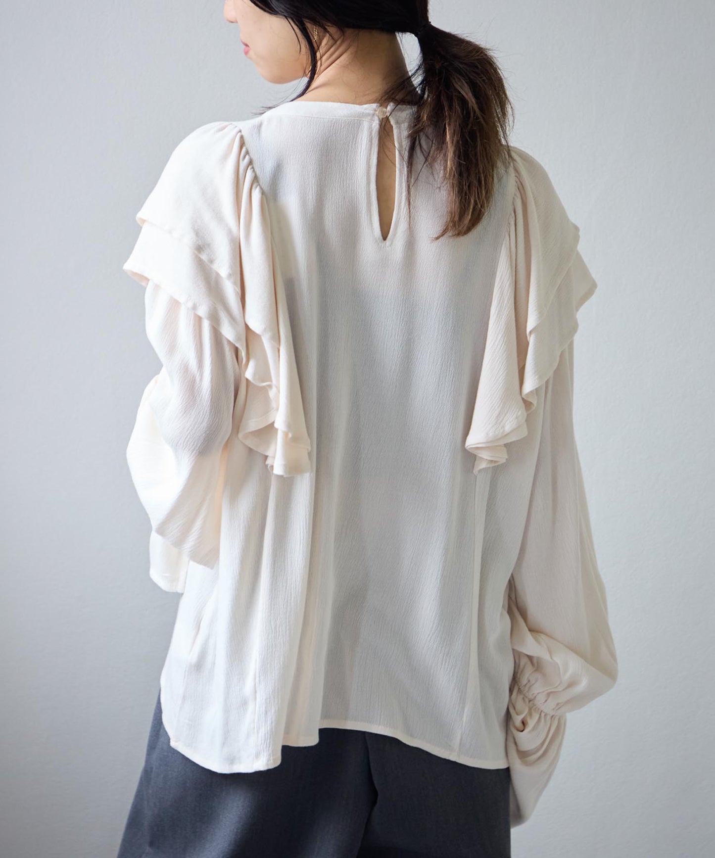 ショルダーフリルブラウス