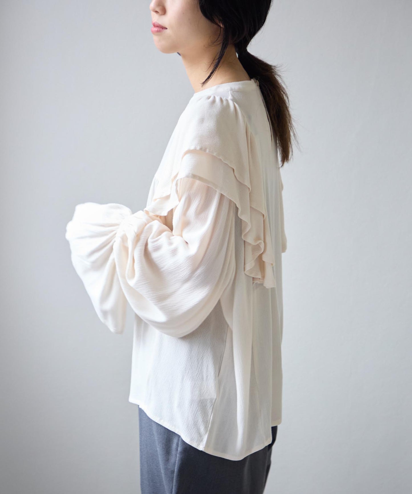 ショルダーフリルブラウス