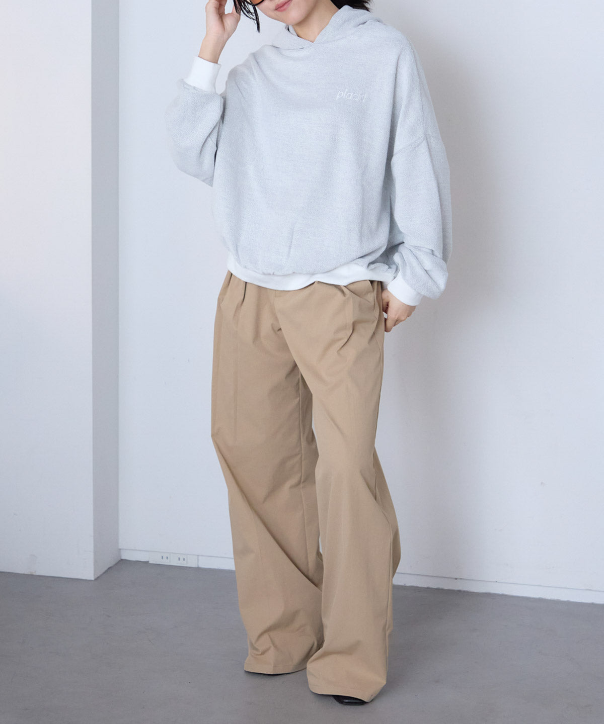 胸元ロゴデザインパーカー