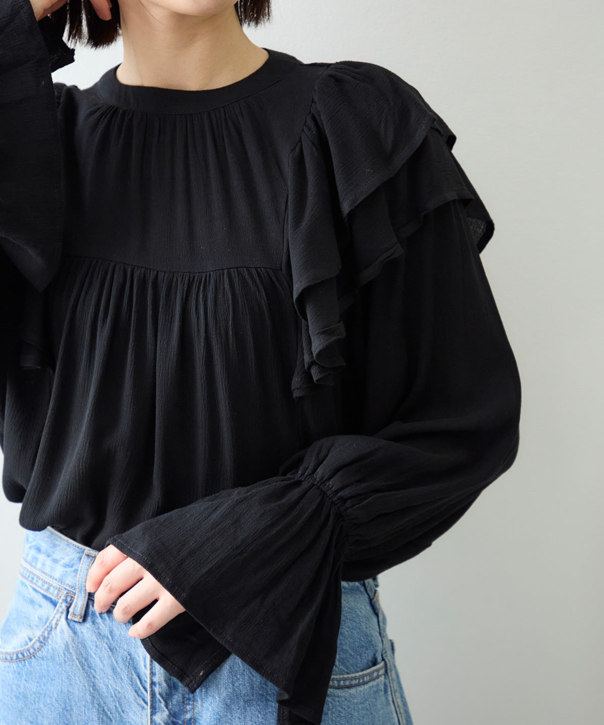 ショルダーフリルブラウス
