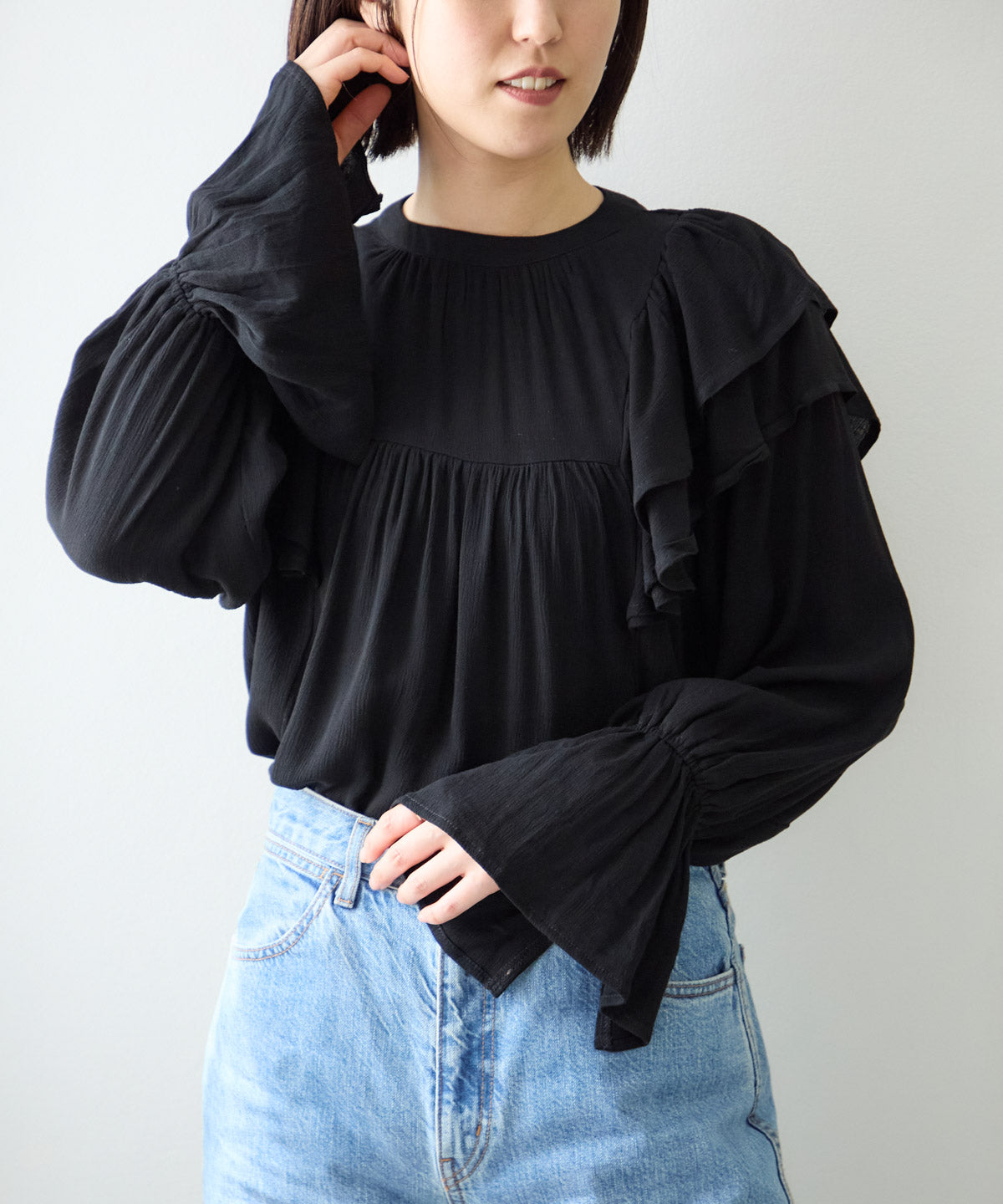 ショルダーフリルブラウス