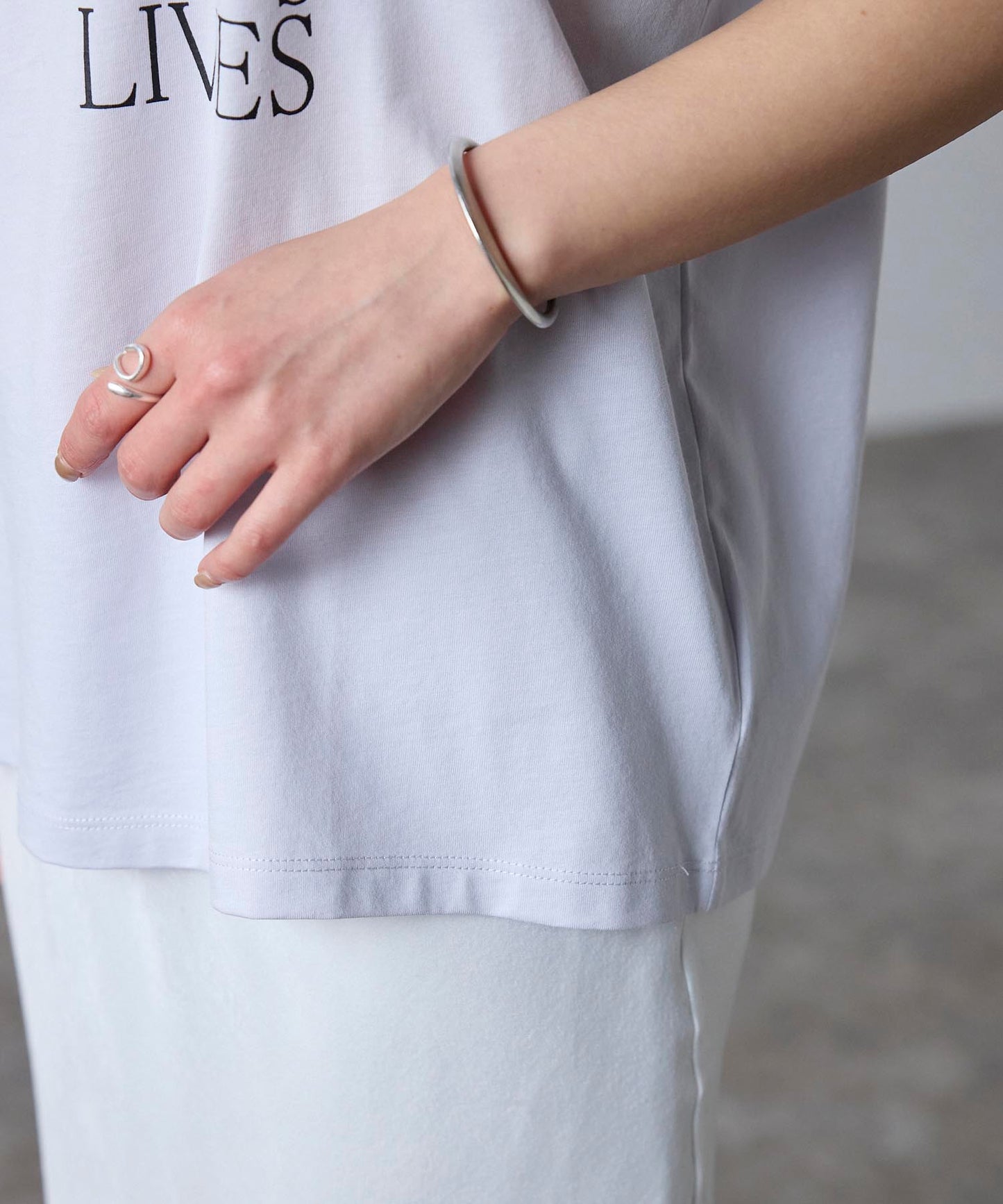 スクエアロゴで魅せる スーピマ半袖Tシャツ