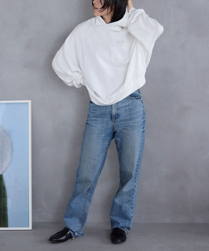 胸元ロゴデザインパーカー