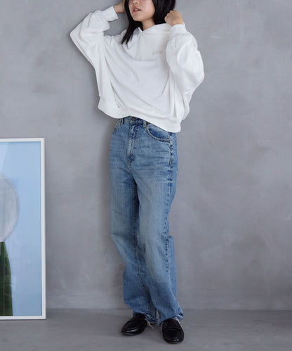 胸元ロゴデザインパーカー