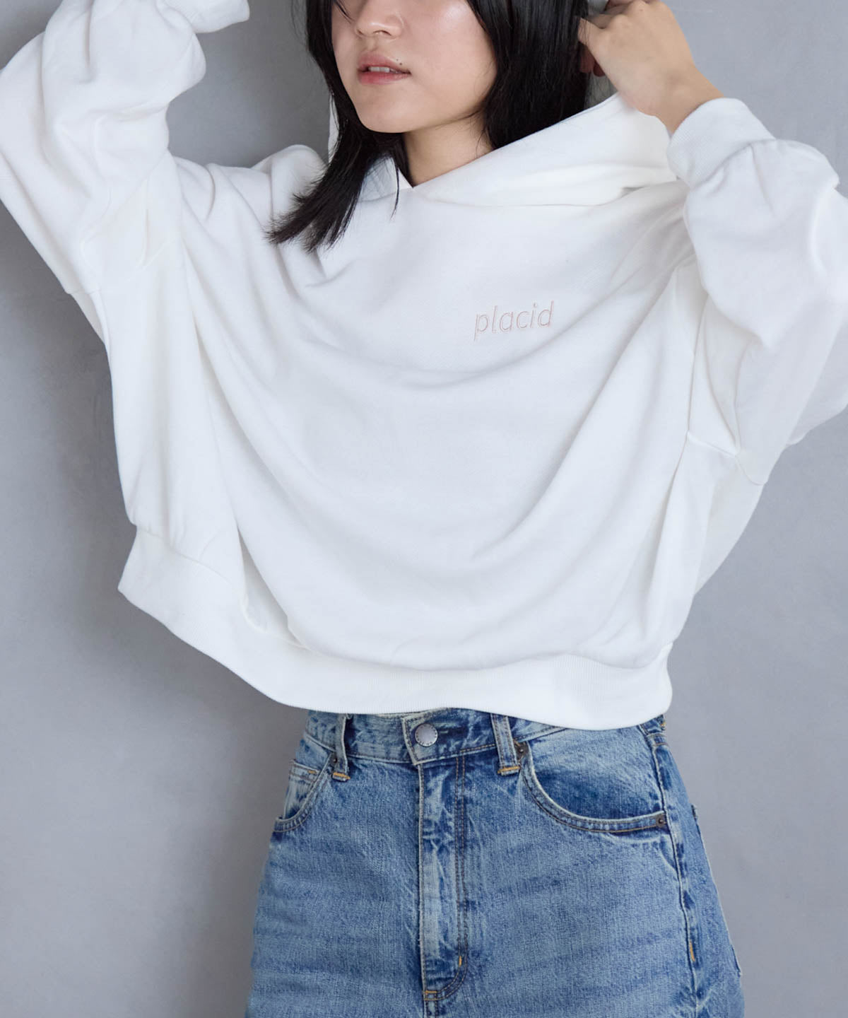 胸元ロゴデザインパーカー