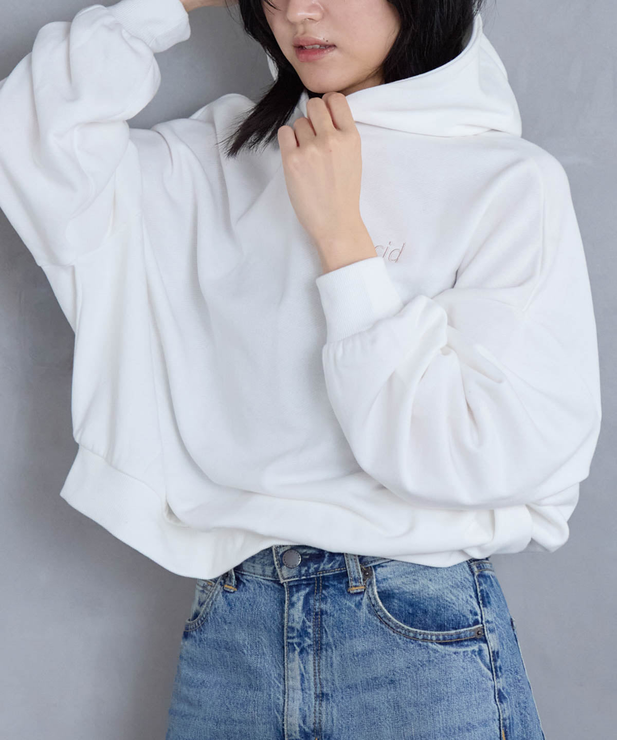 胸元ロゴデザインパーカー