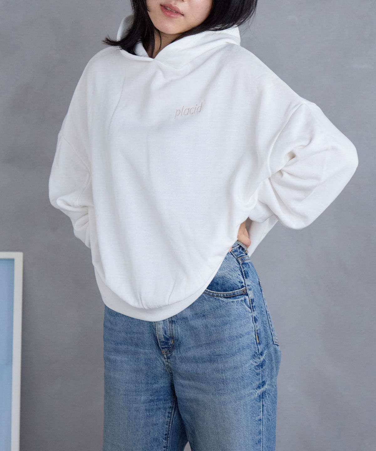 胸元ロゴデザインパーカー