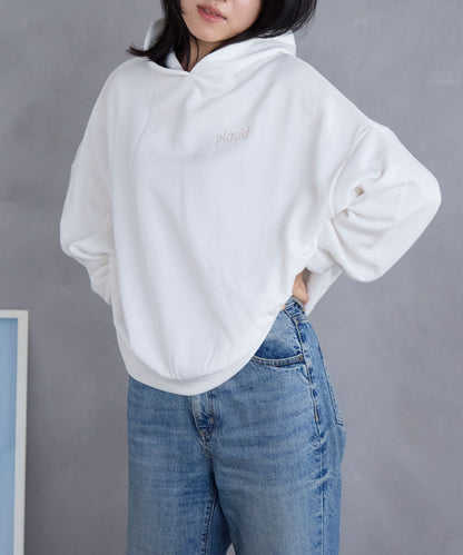 胸元ロゴデザインパーカー