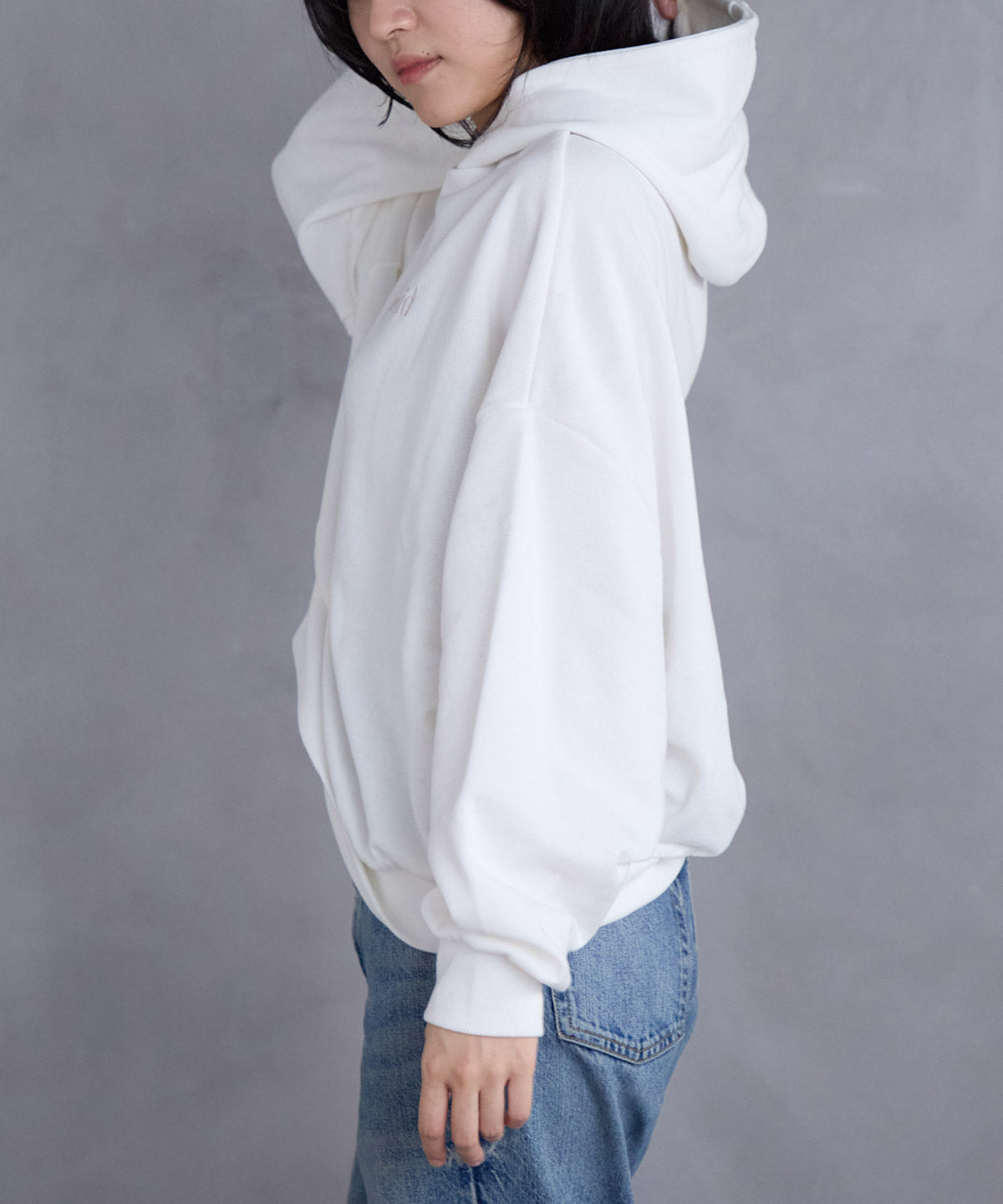 胸元ロゴデザインパーカー