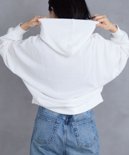 胸元ロゴデザインパーカー