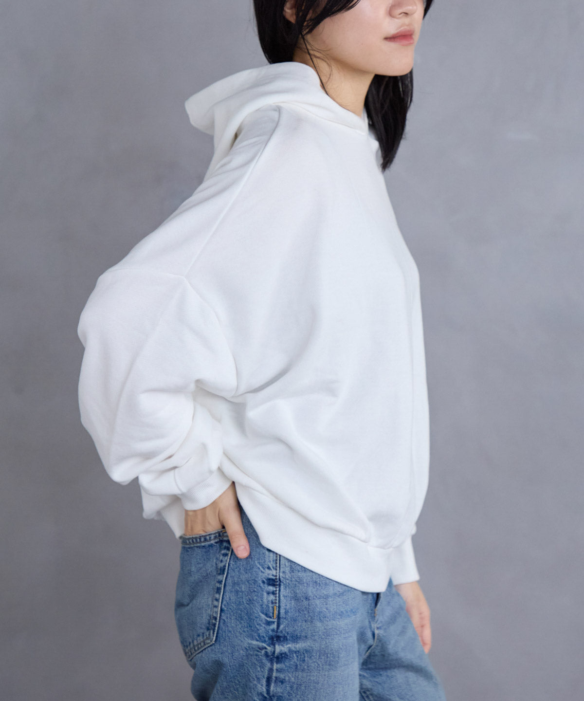 胸元ロゴデザインパーカー