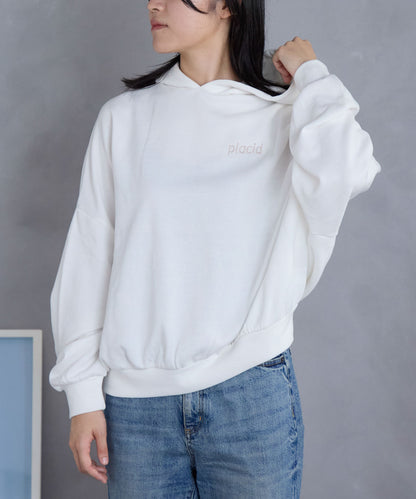 胸元ロゴデザインパーカー