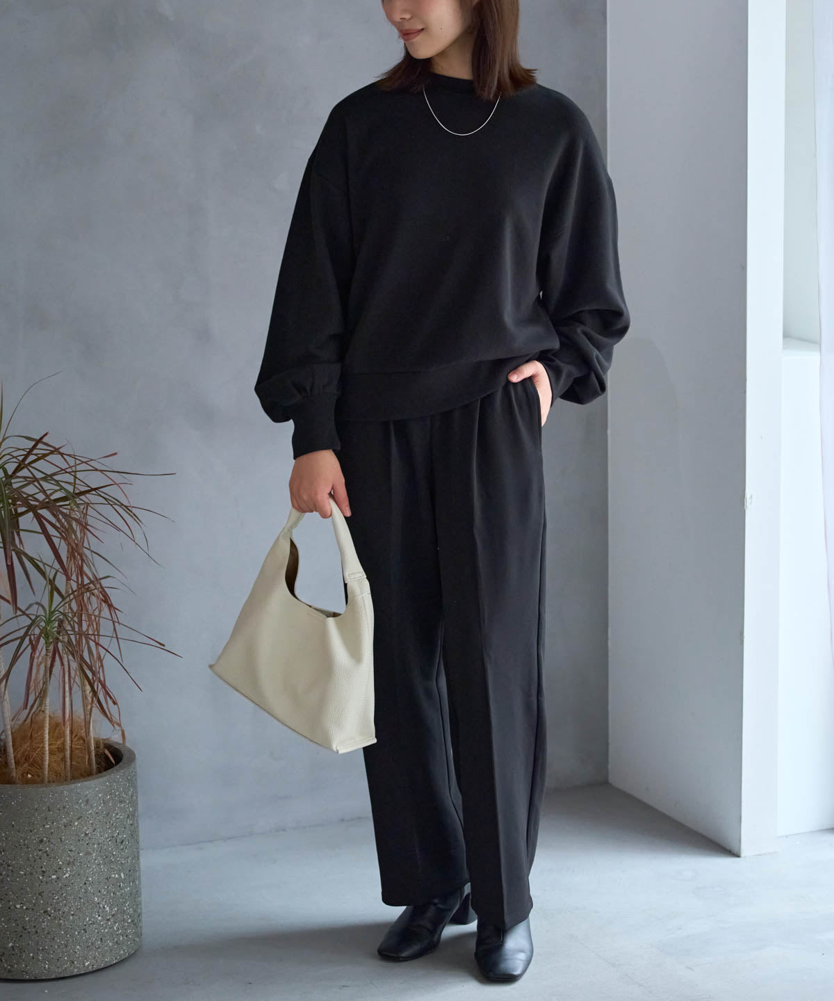 テーパードストレッチパンツ