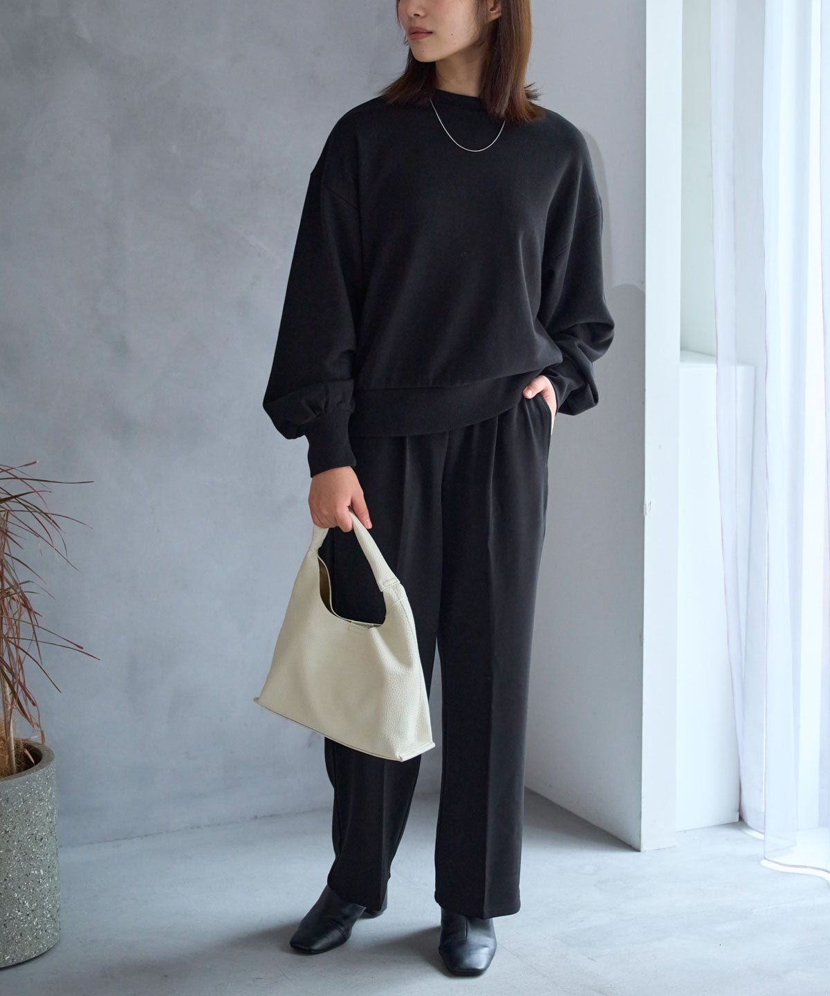 テーパードストレッチパンツ