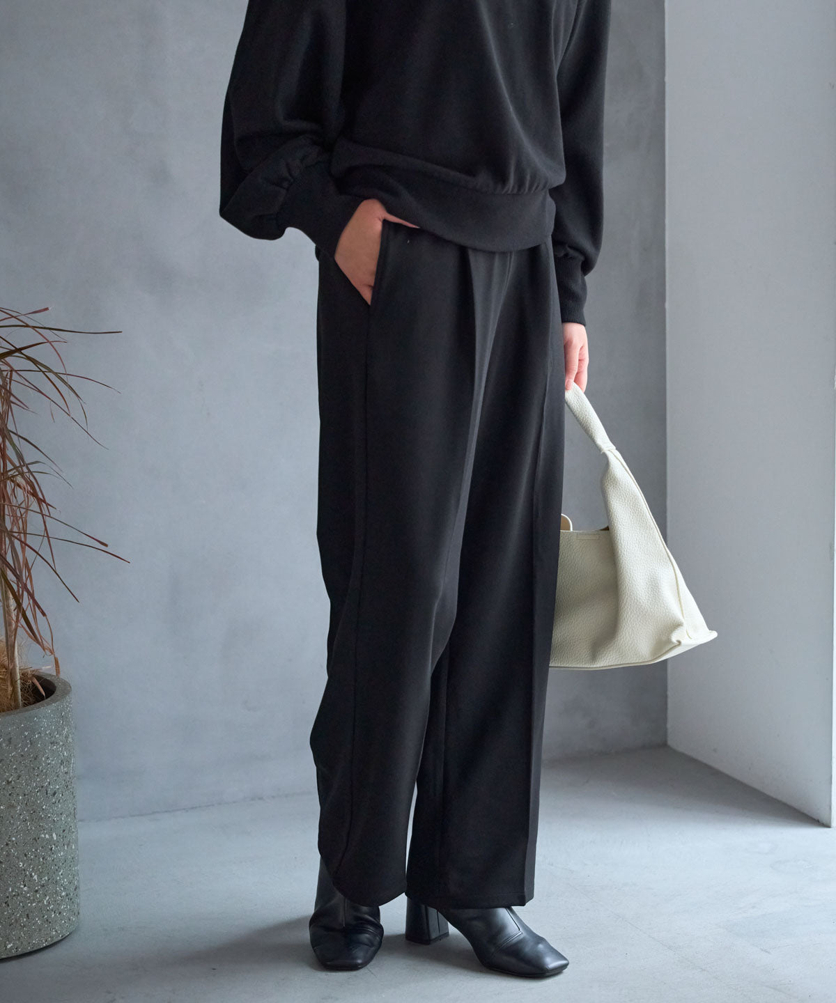 テーパードストレッチパンツ