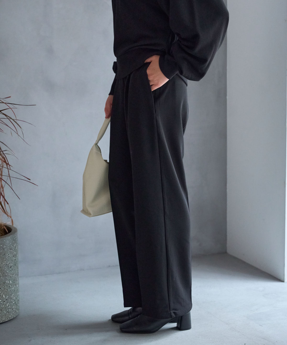 テーパードストレッチパンツ