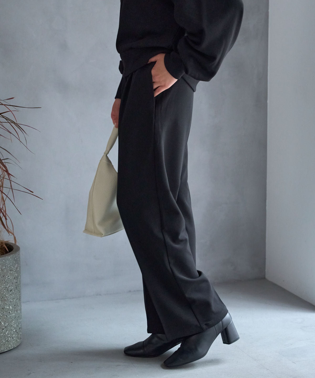 テーパードストレッチパンツ