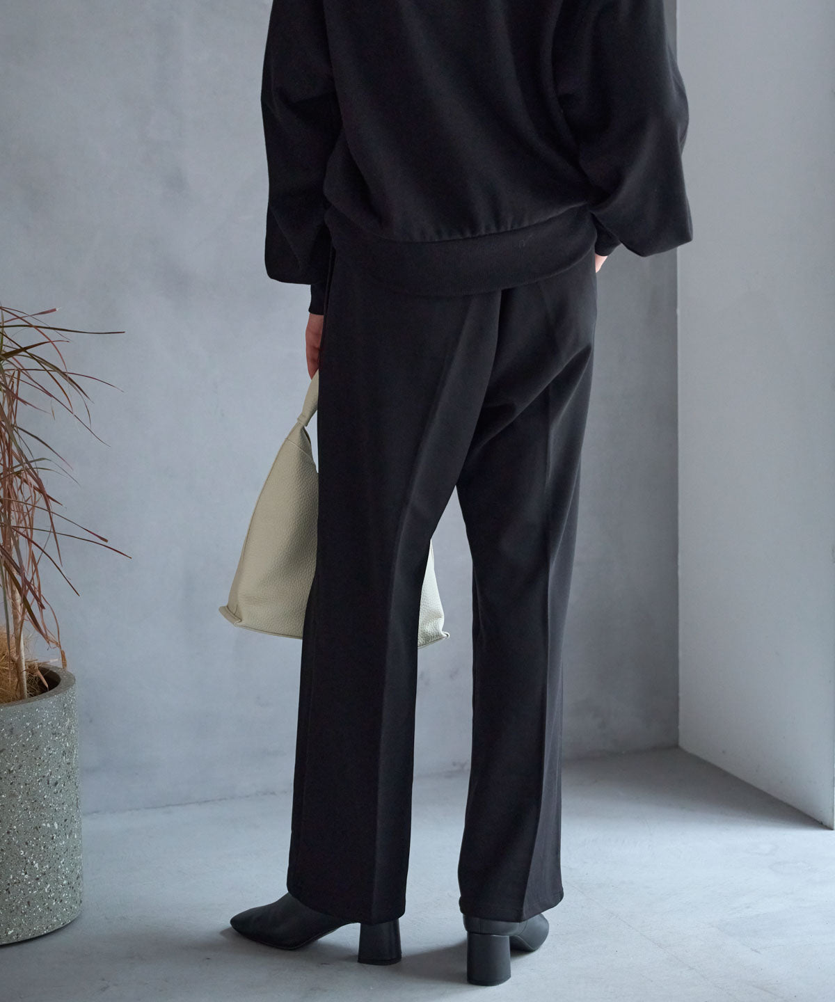 テーパードストレッチパンツ