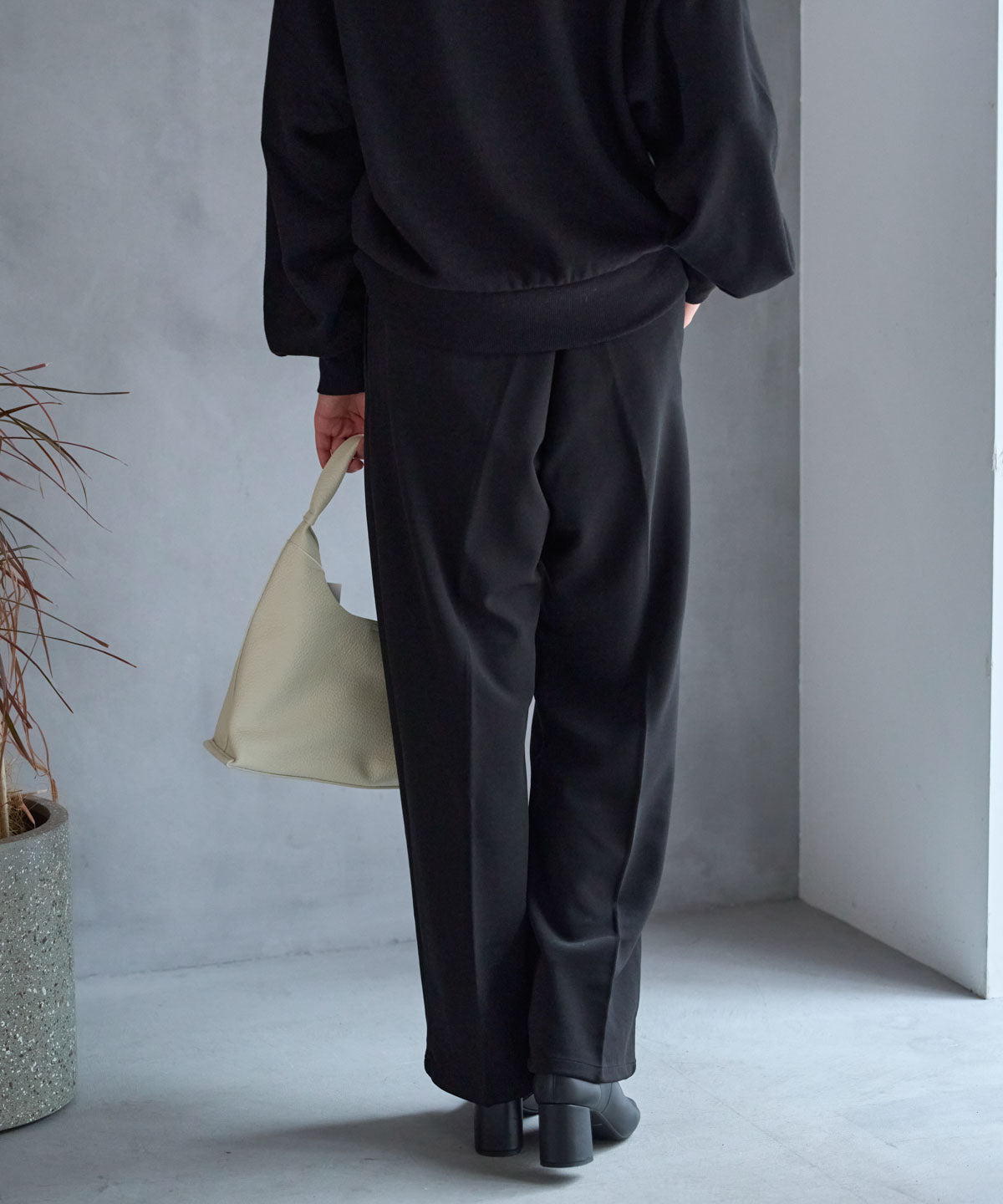 テーパードストレッチパンツ