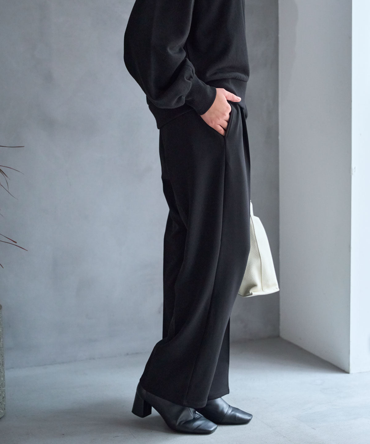 テーパードストレッチパンツ