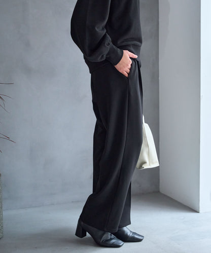 テーパードストレッチパンツ