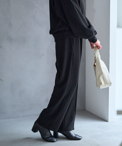 テーパードストレッチパンツ