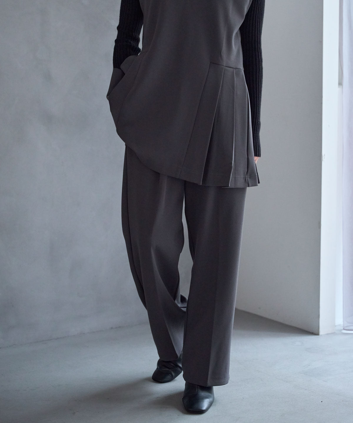 テーパードストレッチパンツ