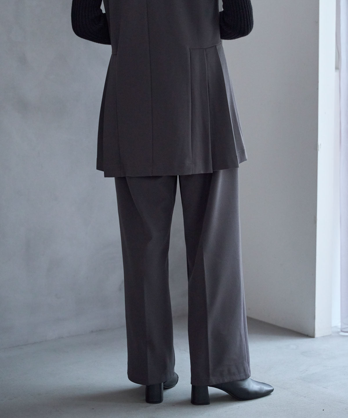 テーパードストレッチパンツ