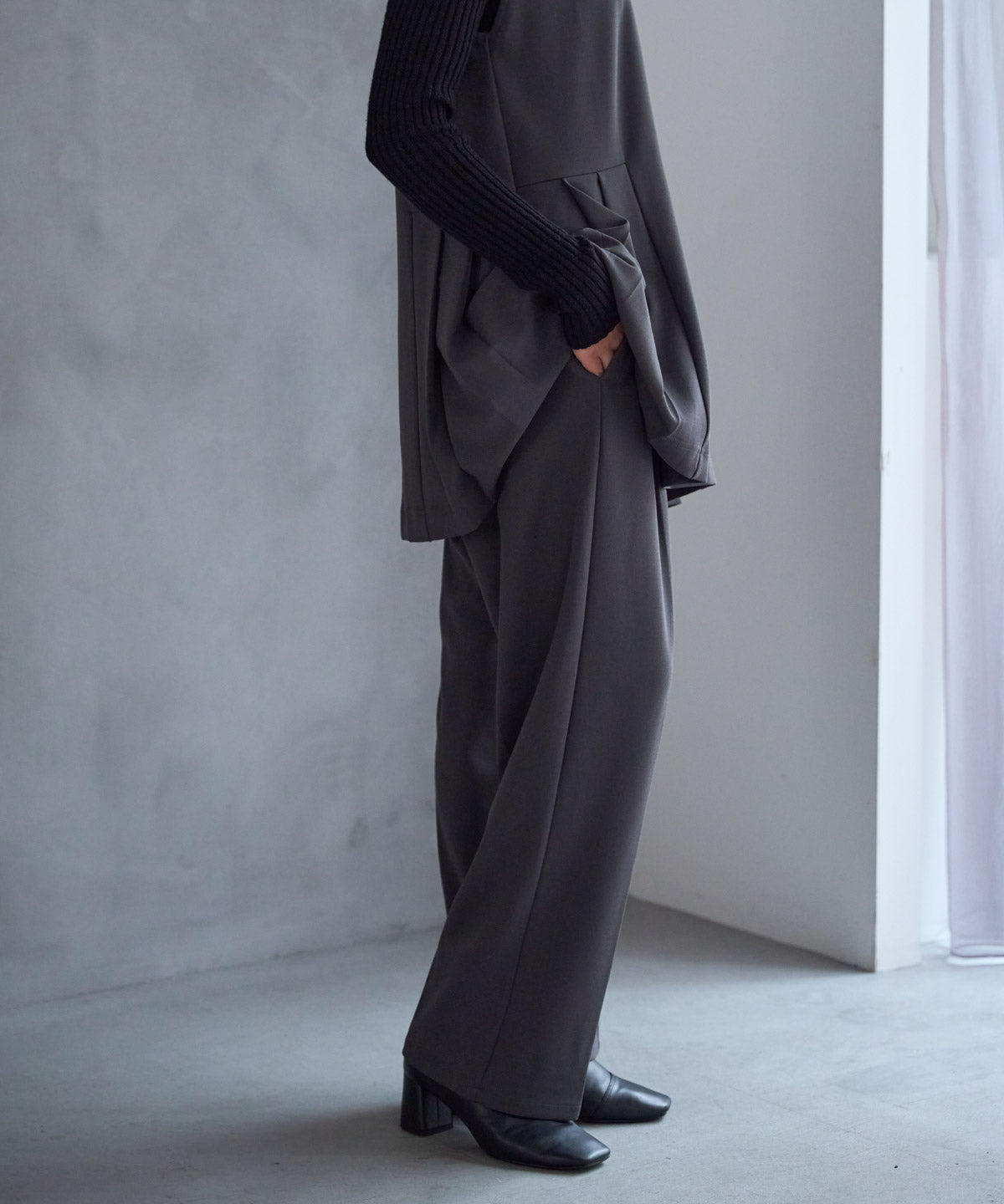 テーパードストレッチパンツ