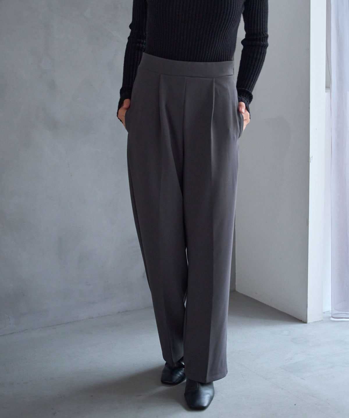 テーパードストレッチパンツ