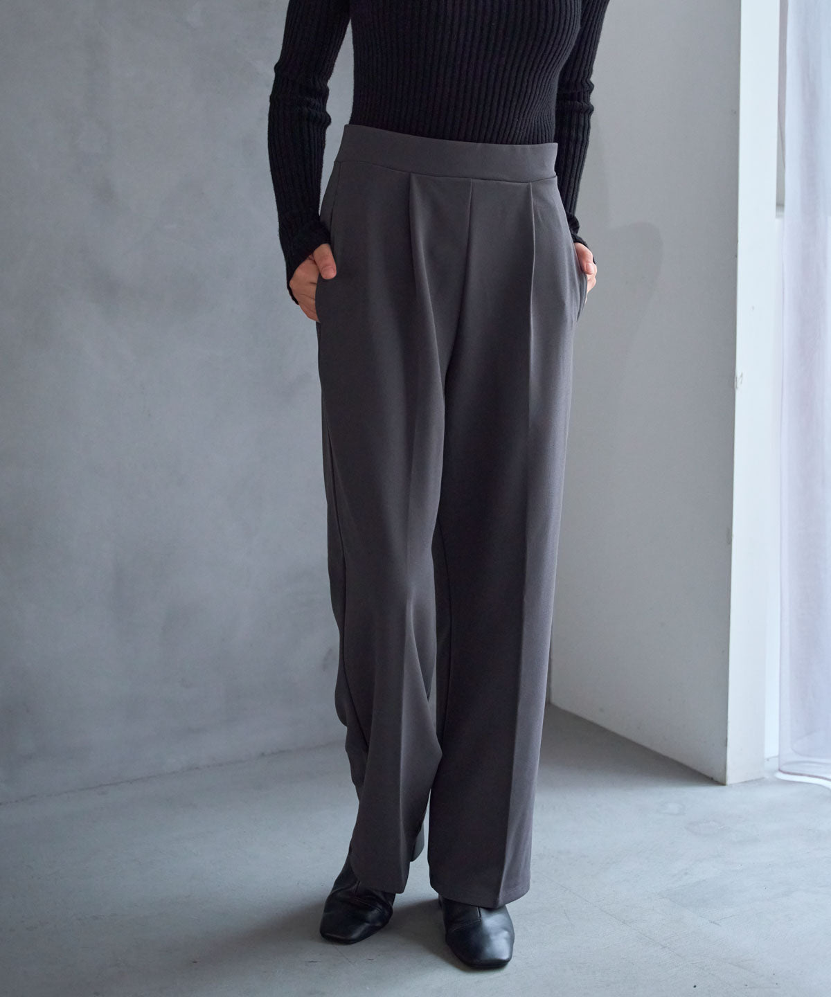 テーパードストレッチパンツ