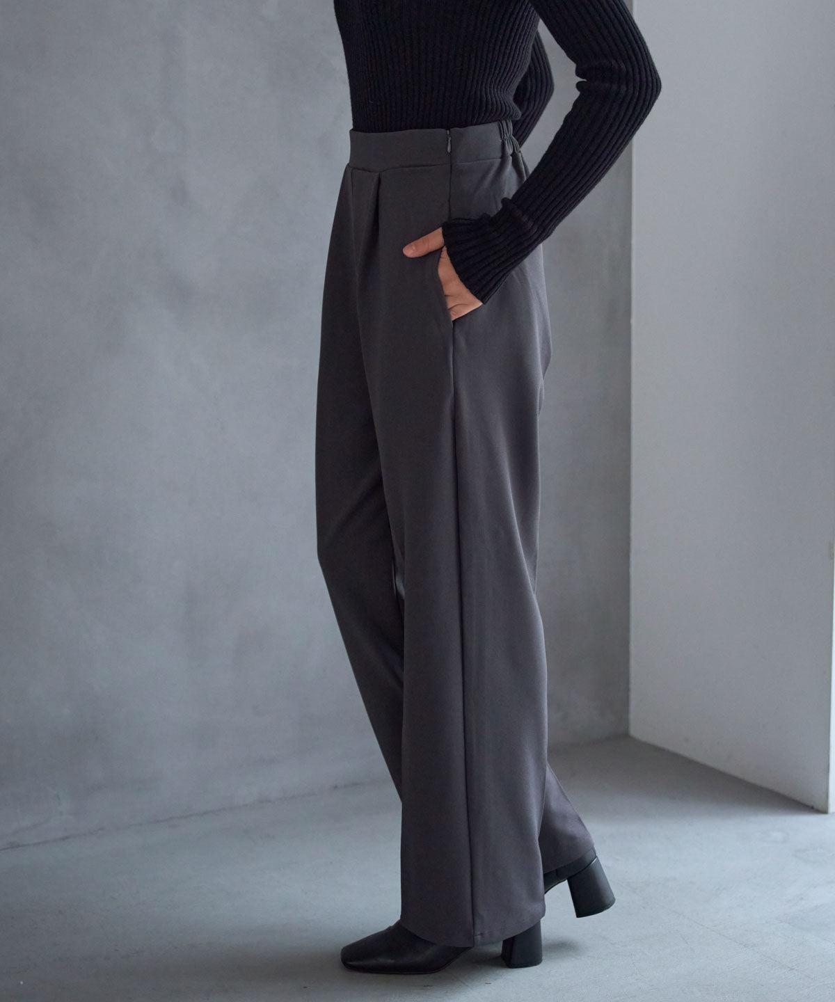 テーパードストレッチパンツ