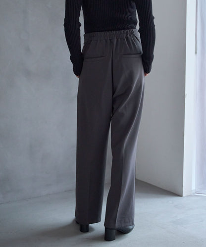 テーパードストレッチパンツ