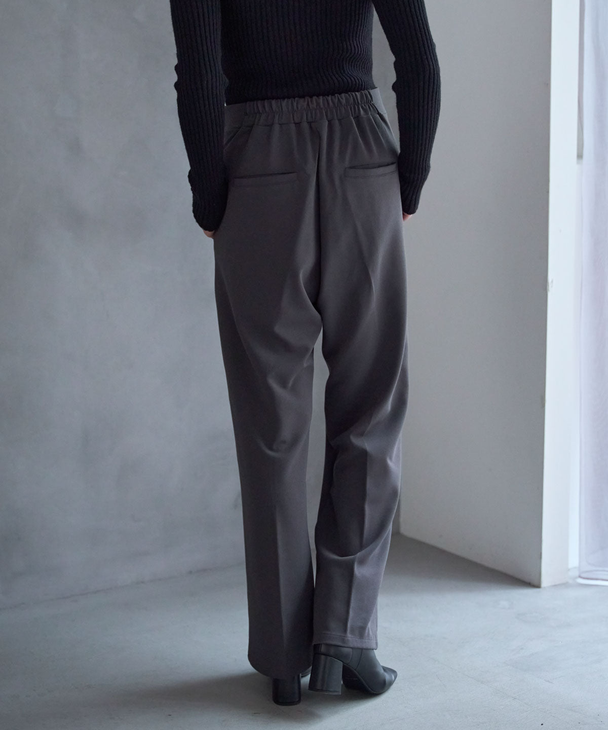 テーパードストレッチパンツ