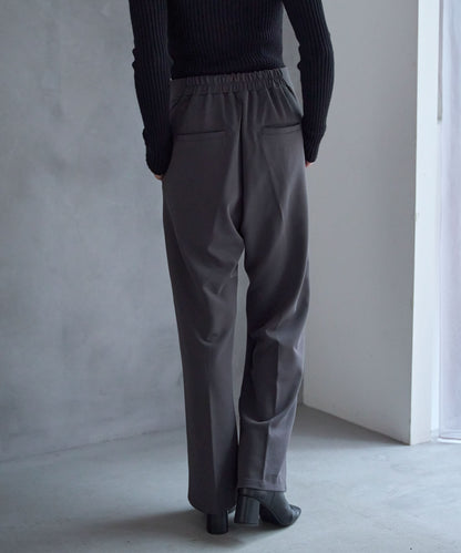 テーパードストレッチパンツ