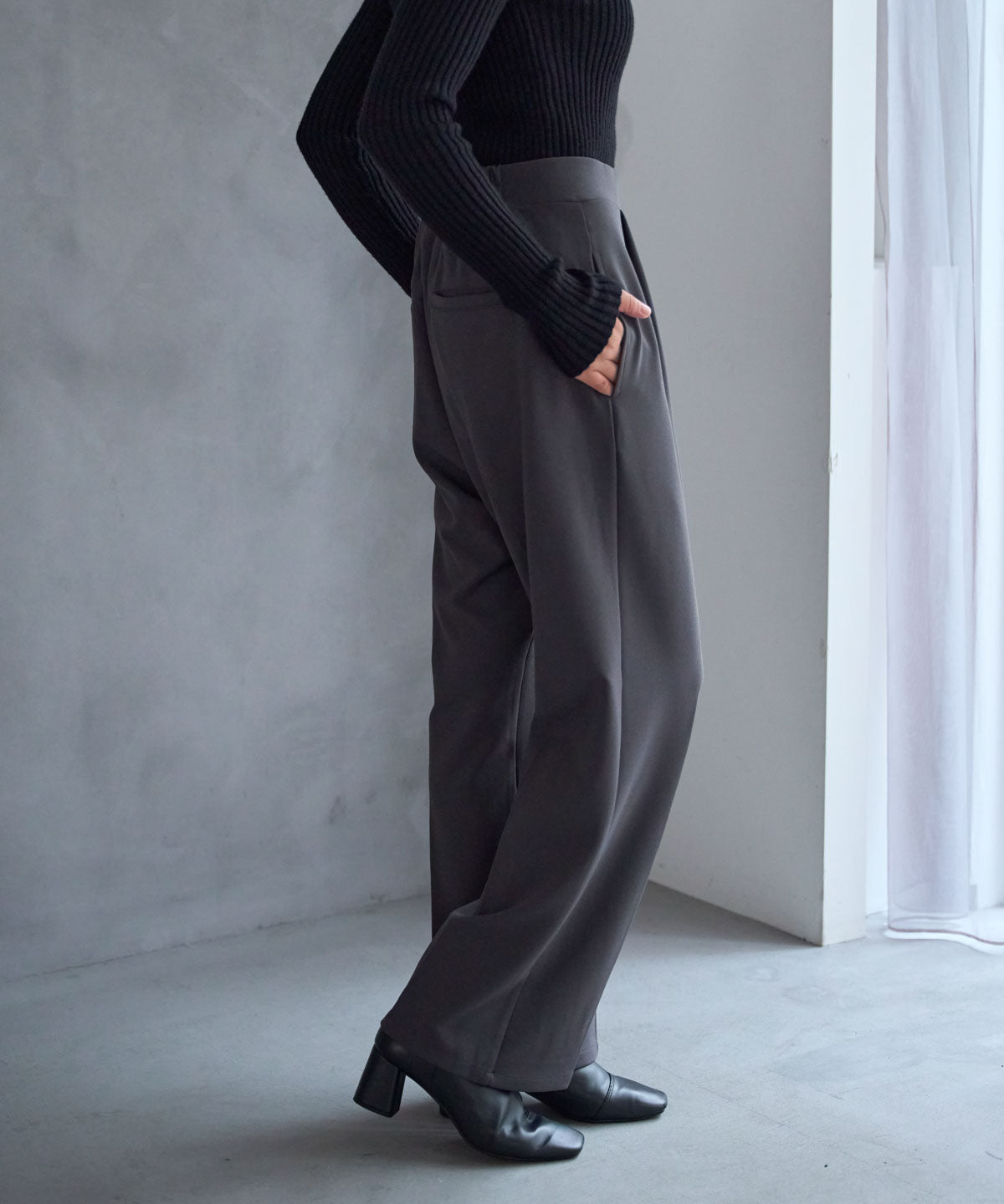 テーパードストレッチパンツ