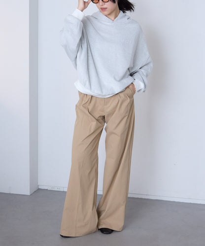 胸元ロゴデザインパーカー