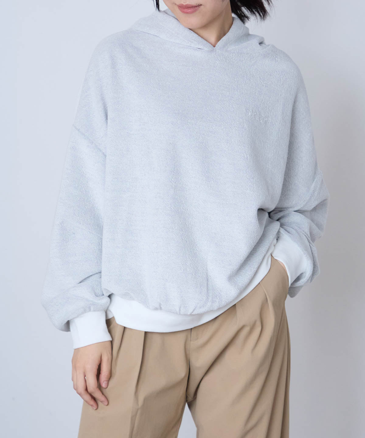 胸元ロゴデザインパーカー