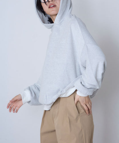 胸元ロゴデザインパーカー