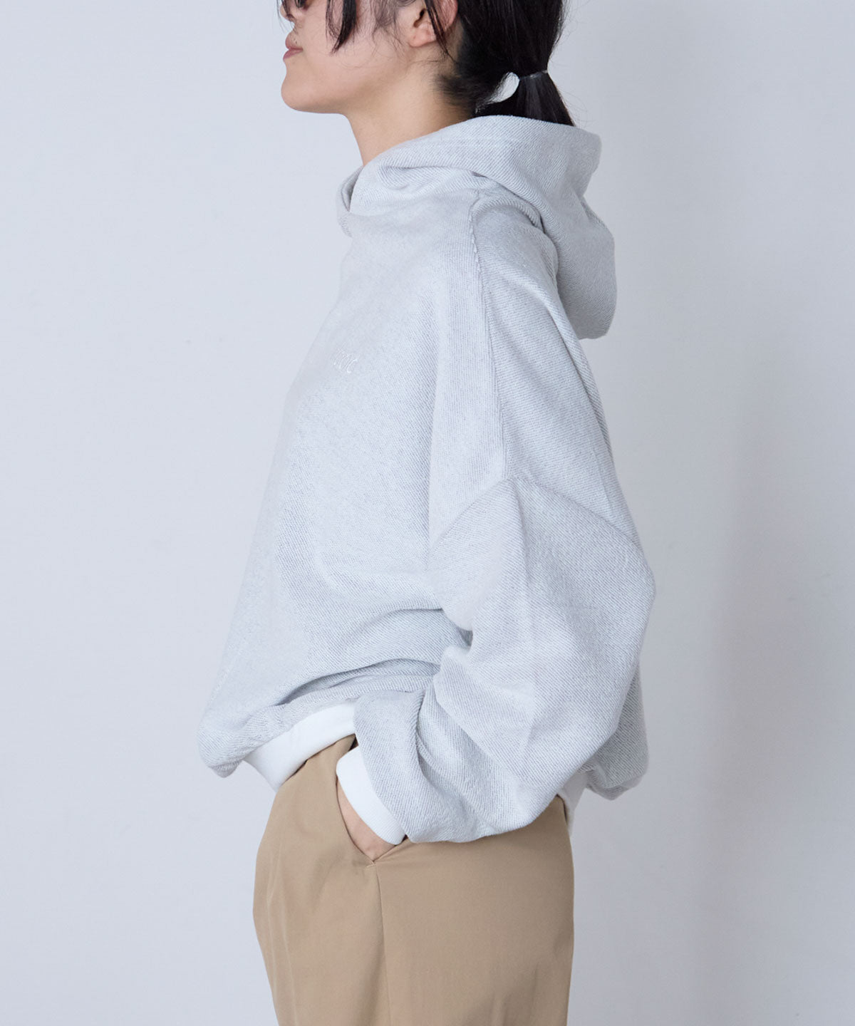 胸元ロゴデザインパーカー