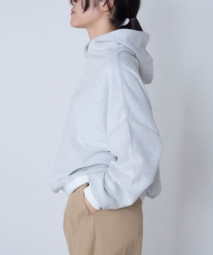 胸元ロゴデザインパーカー