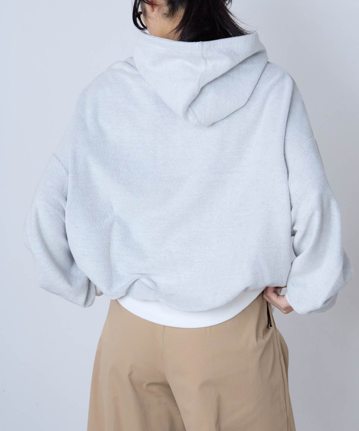 胸元ロゴデザインパーカー